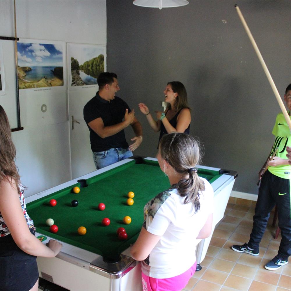 Salle de jeux avec baby-foot, billard, jeux vidéos
