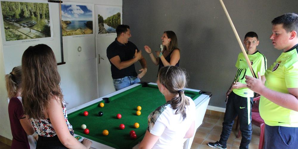Salle de jeux avec baby-foot, billard, jeux vidéos