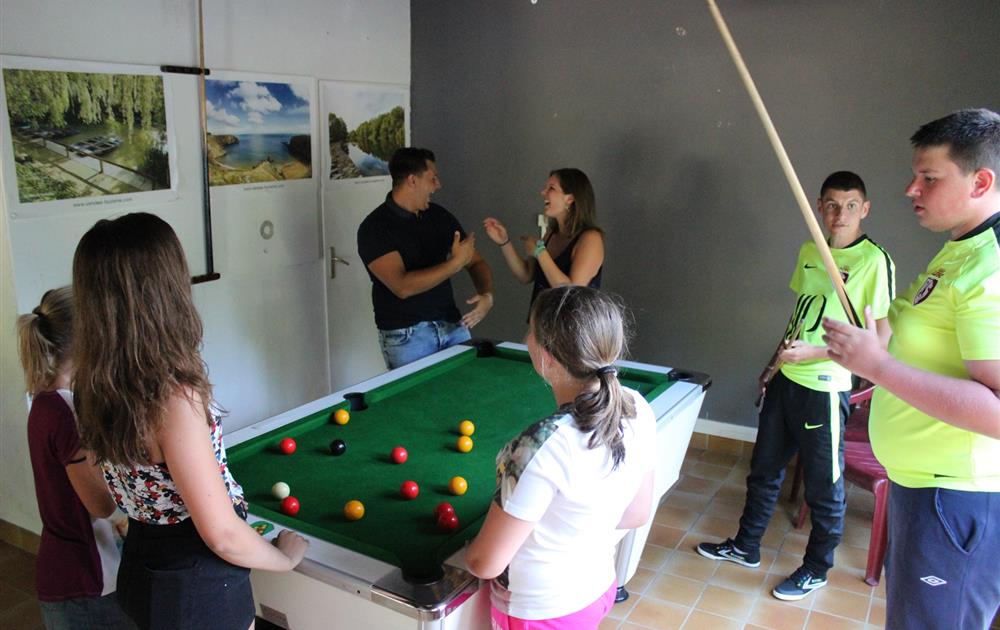 Salle de jeux avec baby-foot, billard, jeux vidéos