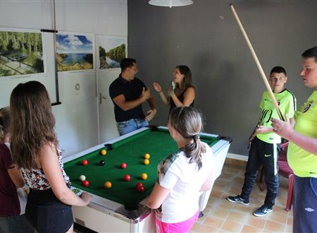 Salle de jeux avec baby-foot, billard, jeux vidéos