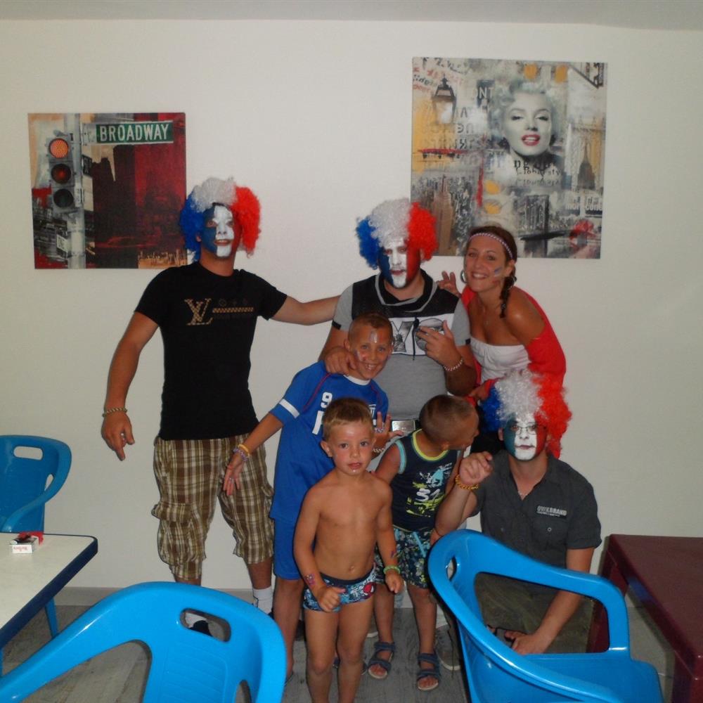 Salle de jeux avec baby-foot, billard, jeux vidéos au Camping 3 étoiles Le Pont Rouge, camping avec piscine chauffée près de Saint Gilles Croix de Vie en Vendée