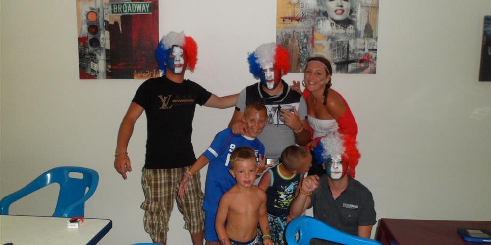 Salle de jeux avec baby-foot, billard, jeux vidéos au Camping 3 étoiles Le Pont Rouge, camping avec piscine chauffée près de Saint Gilles Croix de Vie en Vendée