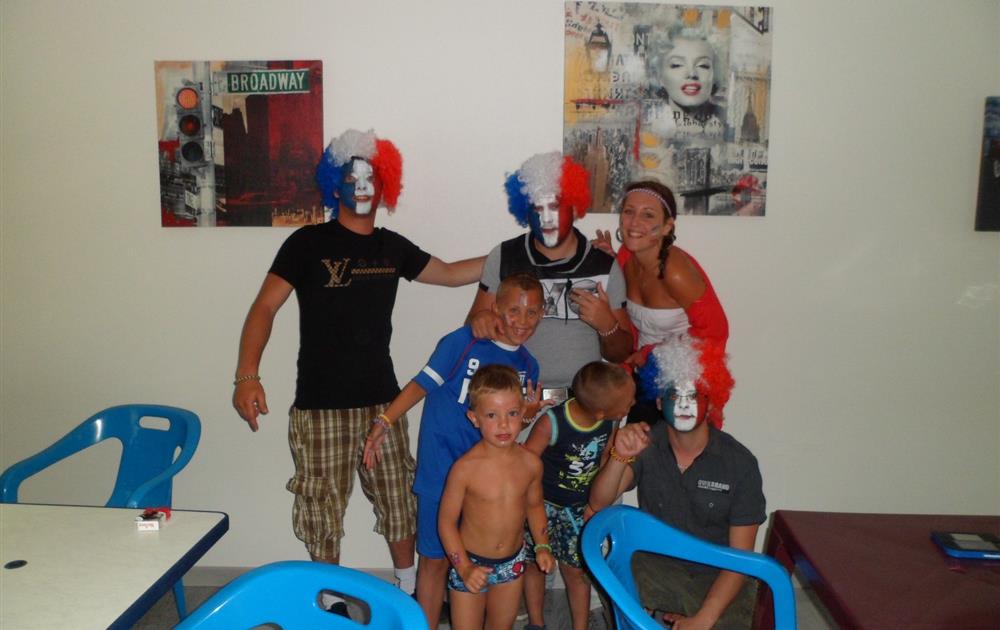 Salle de jeux avec baby-foot, billard, jeux vidéos au Camping 3 étoiles Le Pont Rouge, camping avec piscine chauffée près de Saint Gilles Croix de Vie en Vendée