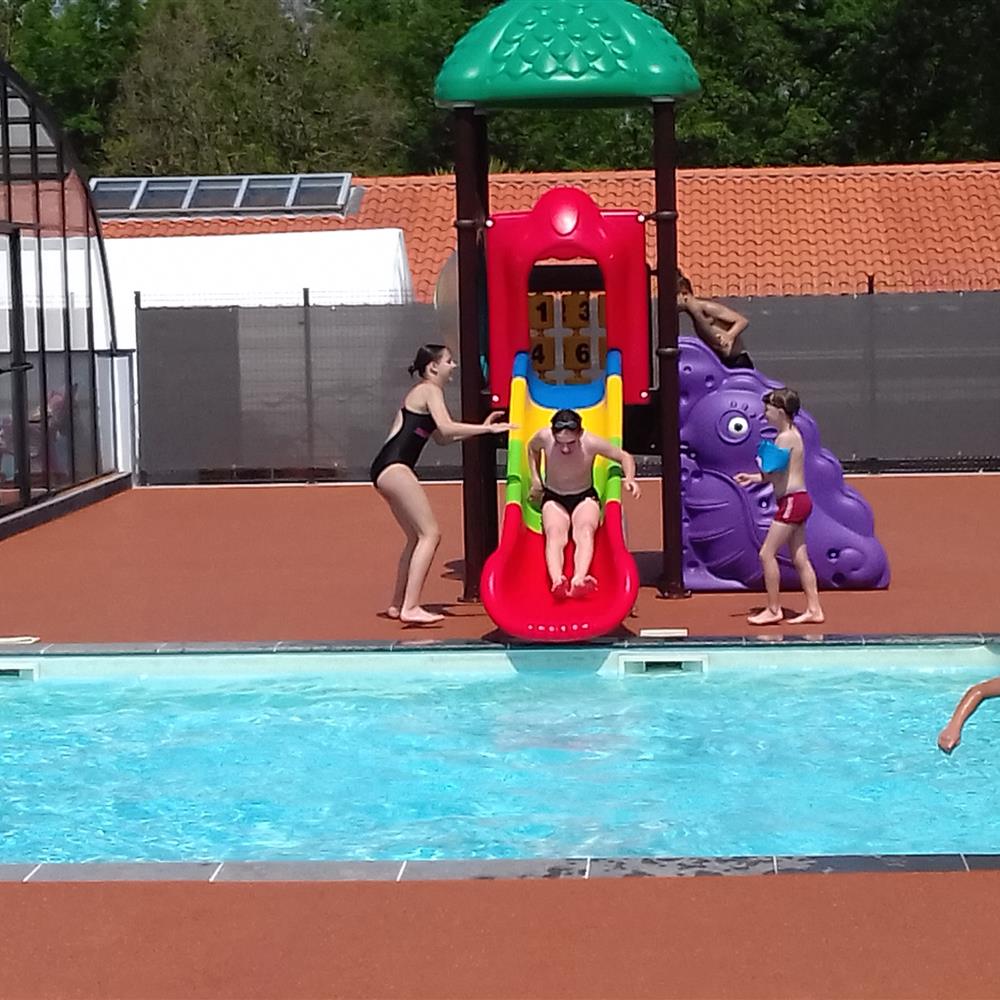 Espace piscine du Camping*** Le Pont Rouge, piscine et pataugeoire chauffées et couvertes proche de Saint Gilles Croix de Vie en Vendée