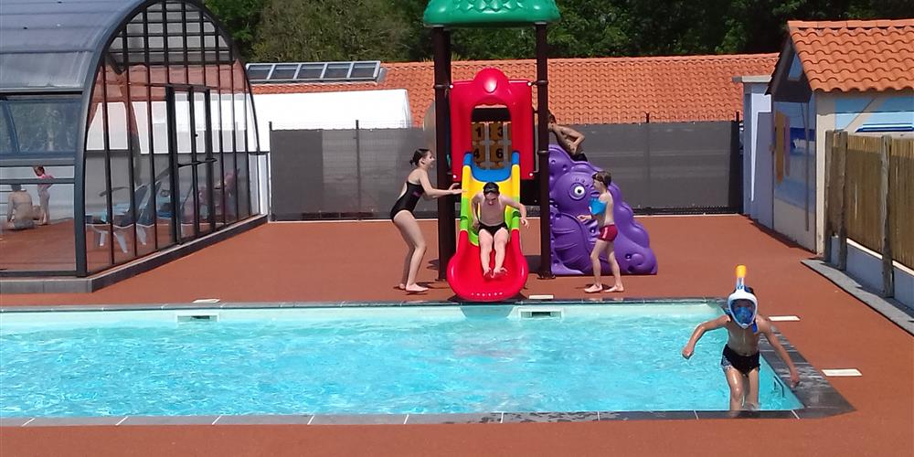 Espace piscine du Camping*** Le Pont Rouge, piscine et pataugeoire chauffées et couvertes proche de Saint Gilles Croix de Vie en Vendée