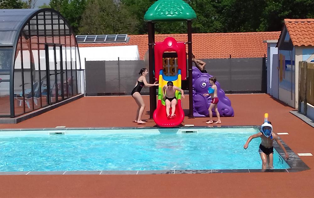 Espace piscine du Camping*** Le Pont Rouge, piscine et pataugeoire chauffées et couvertes proche de Saint Gilles Croix de Vie en Vendée